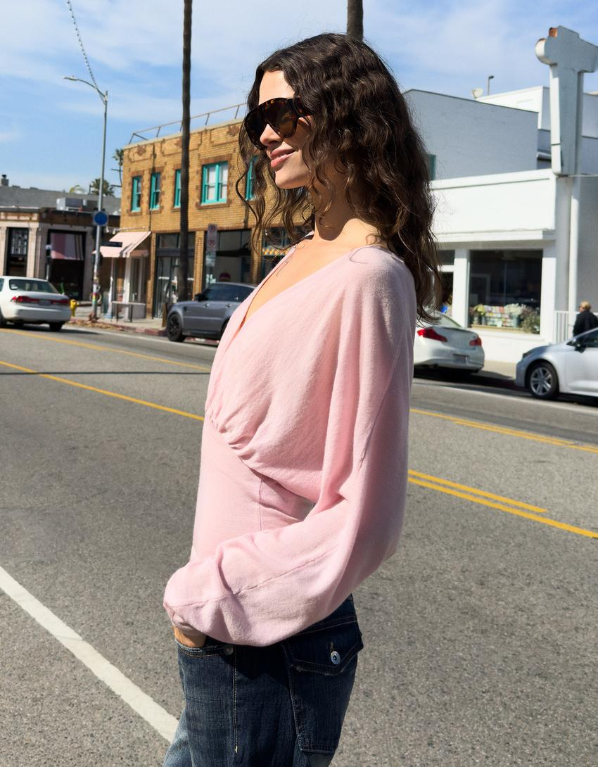 Blusa com decote em V e faixa
