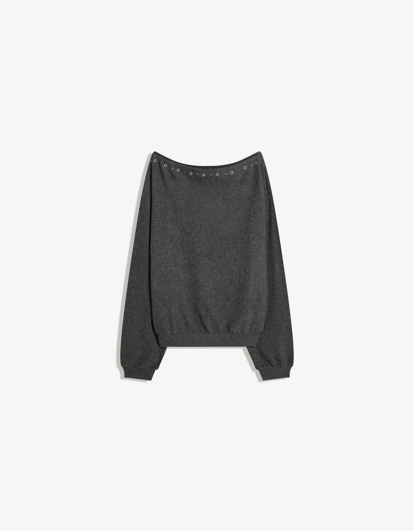 Blusa assimétrica com tachas