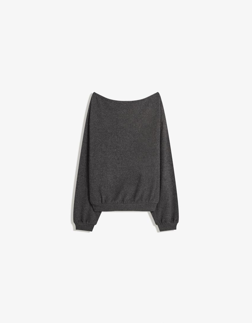 Blusa assimétrica com tachas