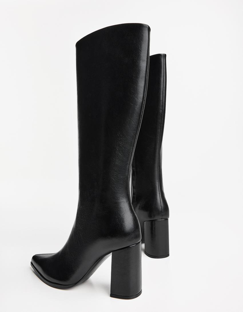 Bota de salto grosso