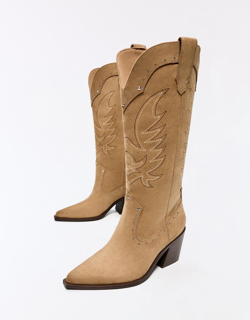 Bota com salto cowboy e tachas