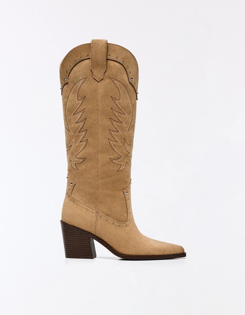 Bota com salto cowboy e tachas