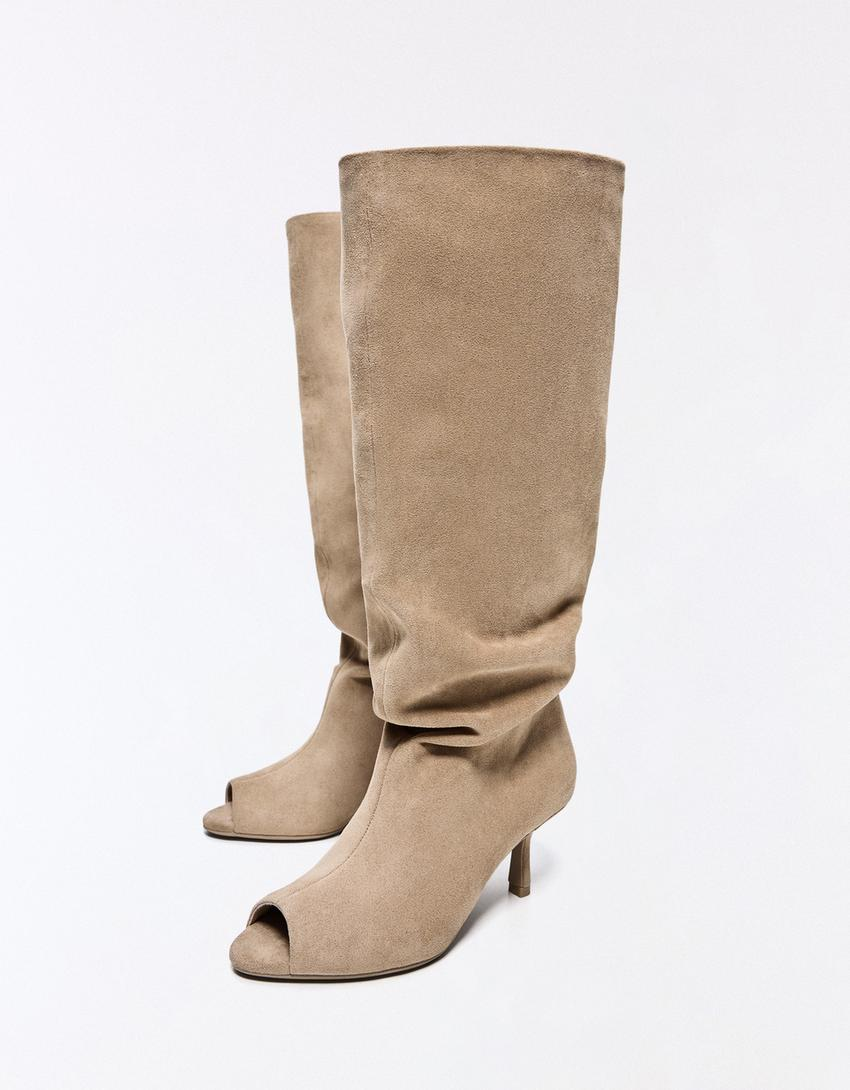 Bota com salto kitten e abertura