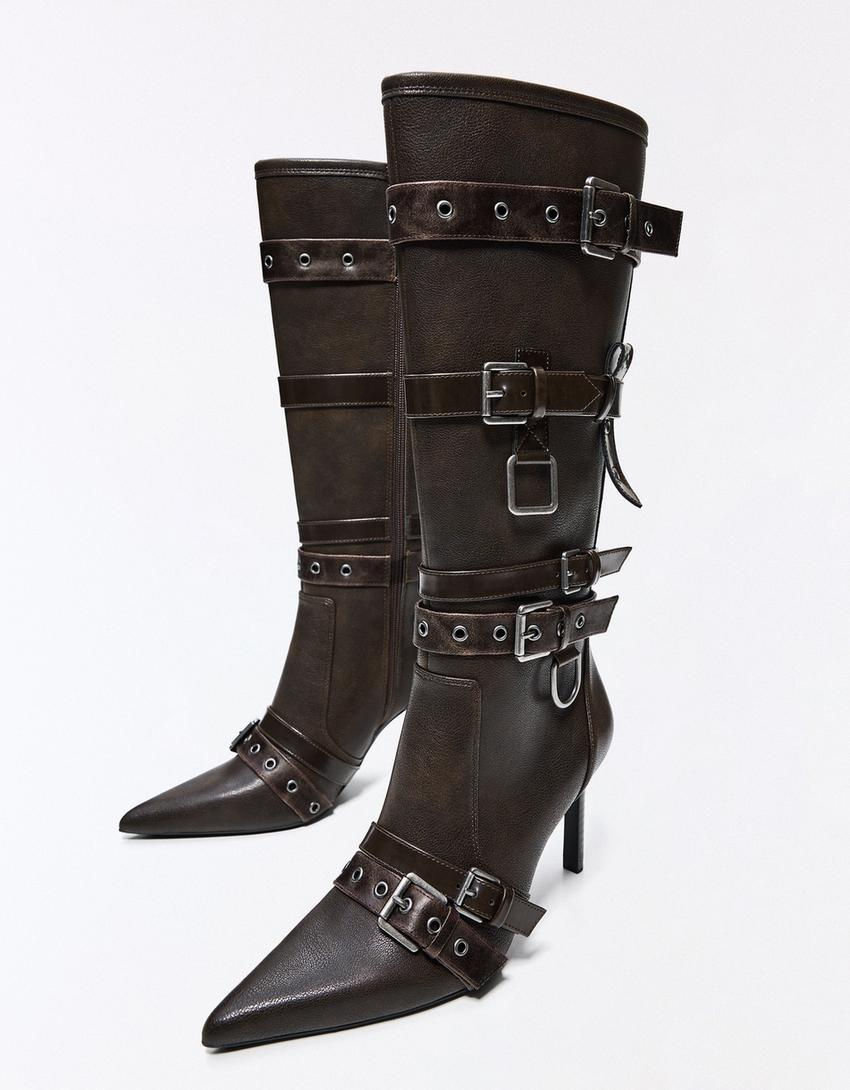 Bota de salto com fivelas
