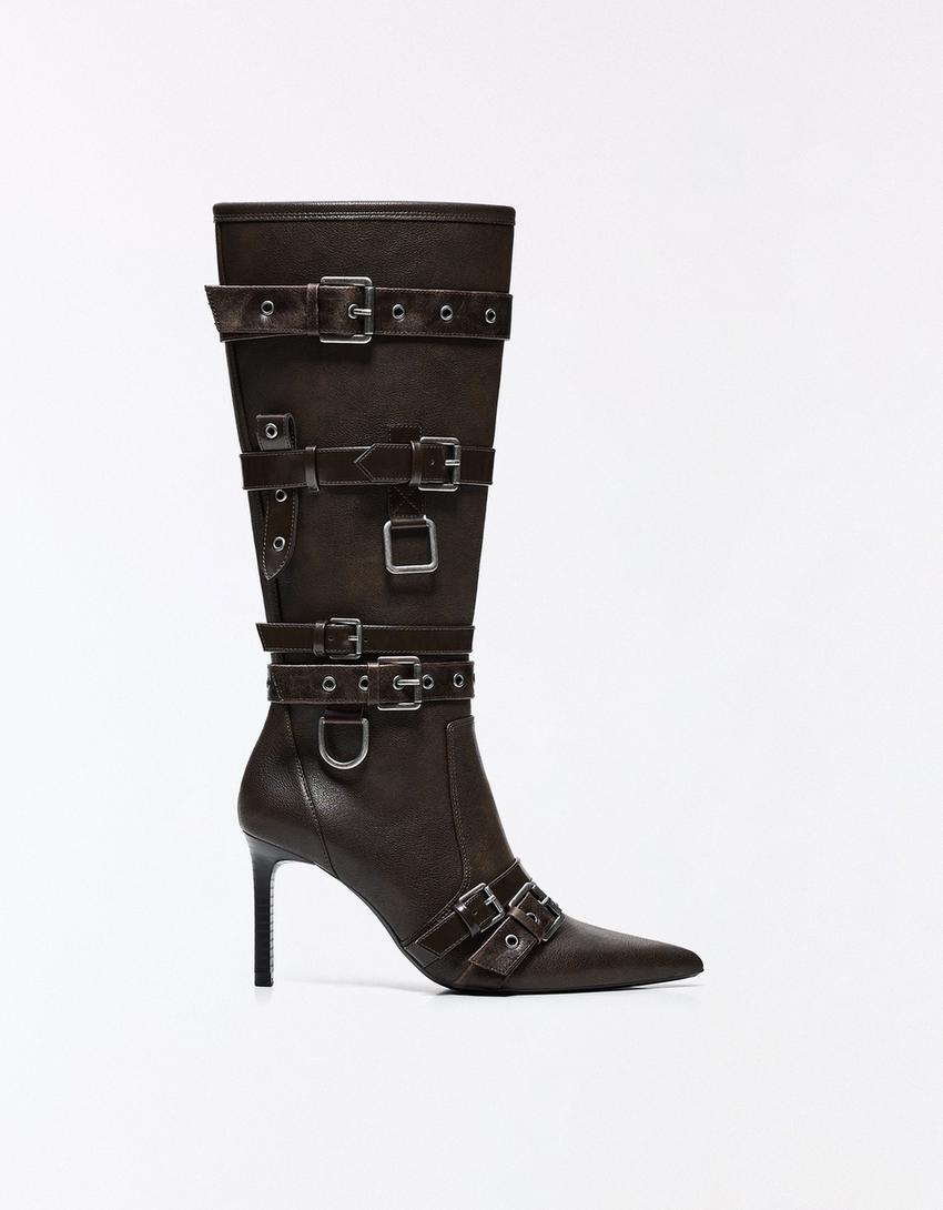 Bota de salto com fivelas